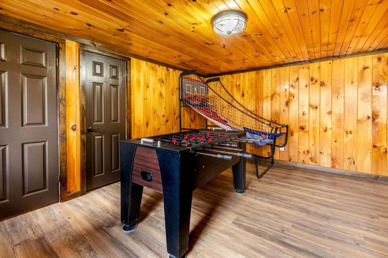 Fun Cabin With Hot Tub, Pool Table & Fire Pit - Big Blue Bryson City Exterior photo