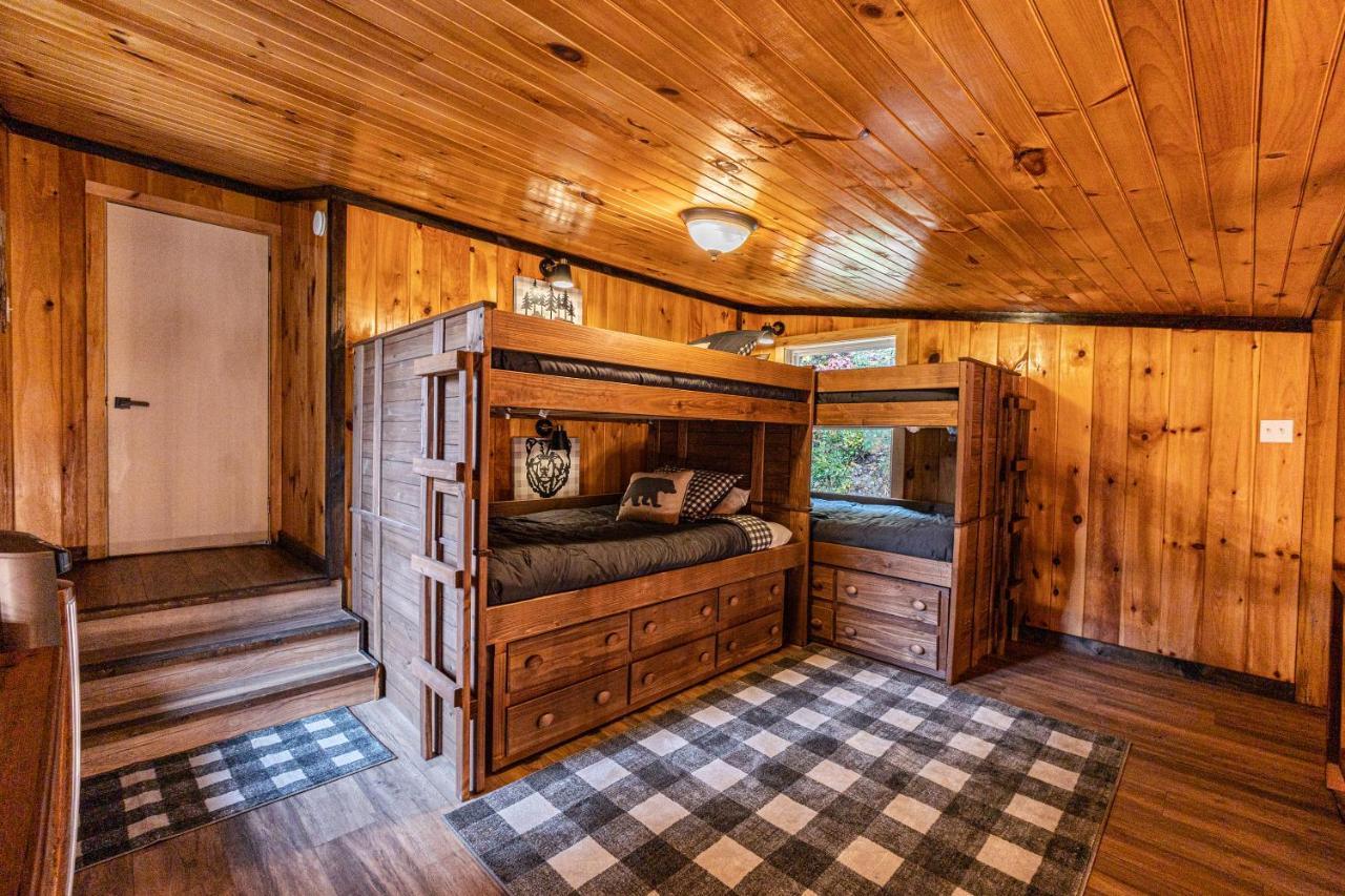 Fun Cabin With Hot Tub, Pool Table & Fire Pit - Big Blue Bryson City Exterior photo