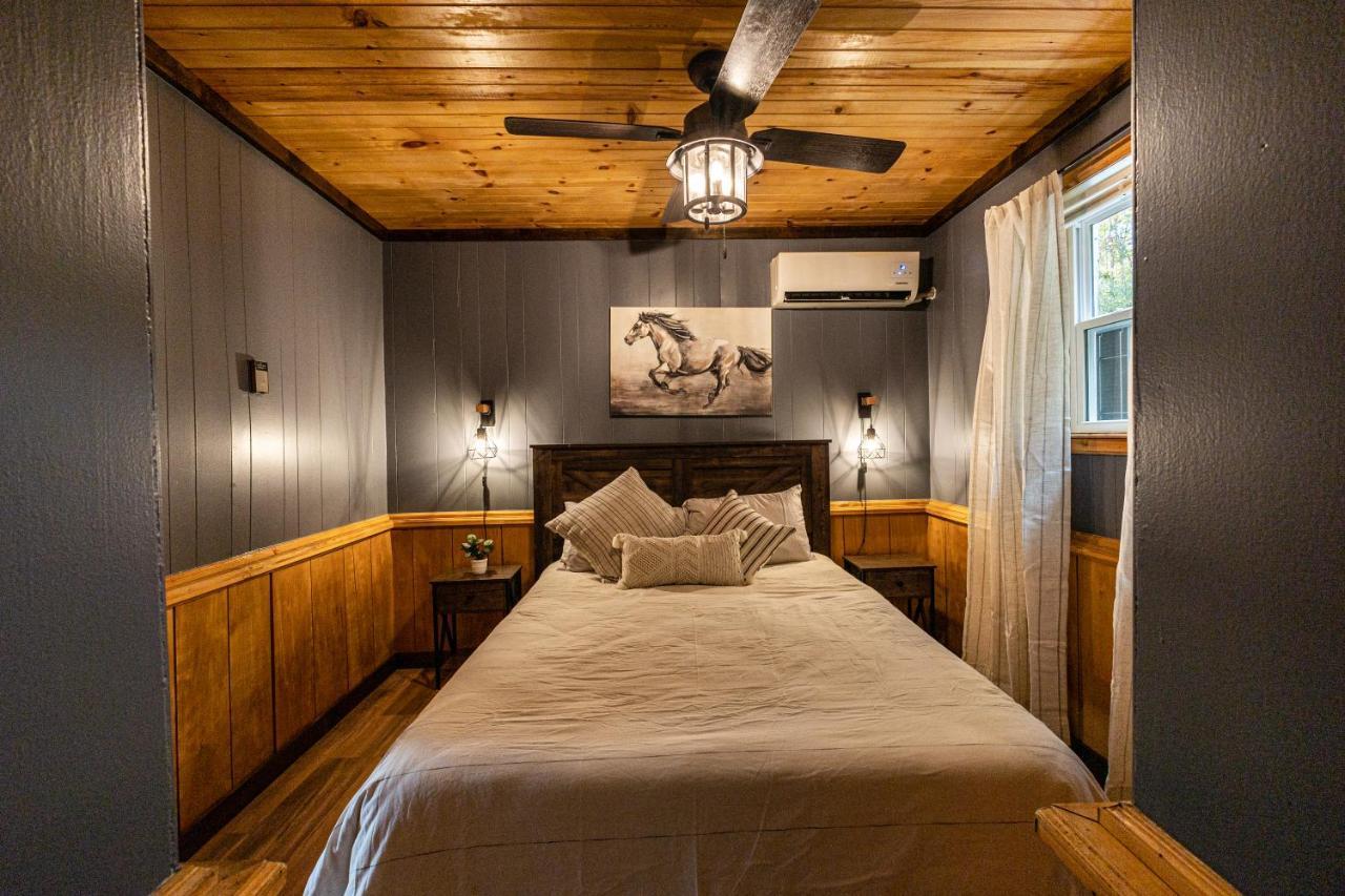 Fun Cabin With Hot Tub, Pool Table & Fire Pit - Big Blue Bryson City Exterior photo