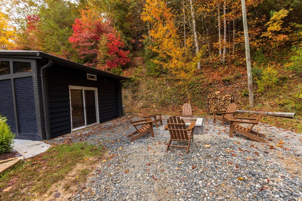 Fun Cabin With Hot Tub, Pool Table & Fire Pit - Big Blue Bryson City Exterior photo