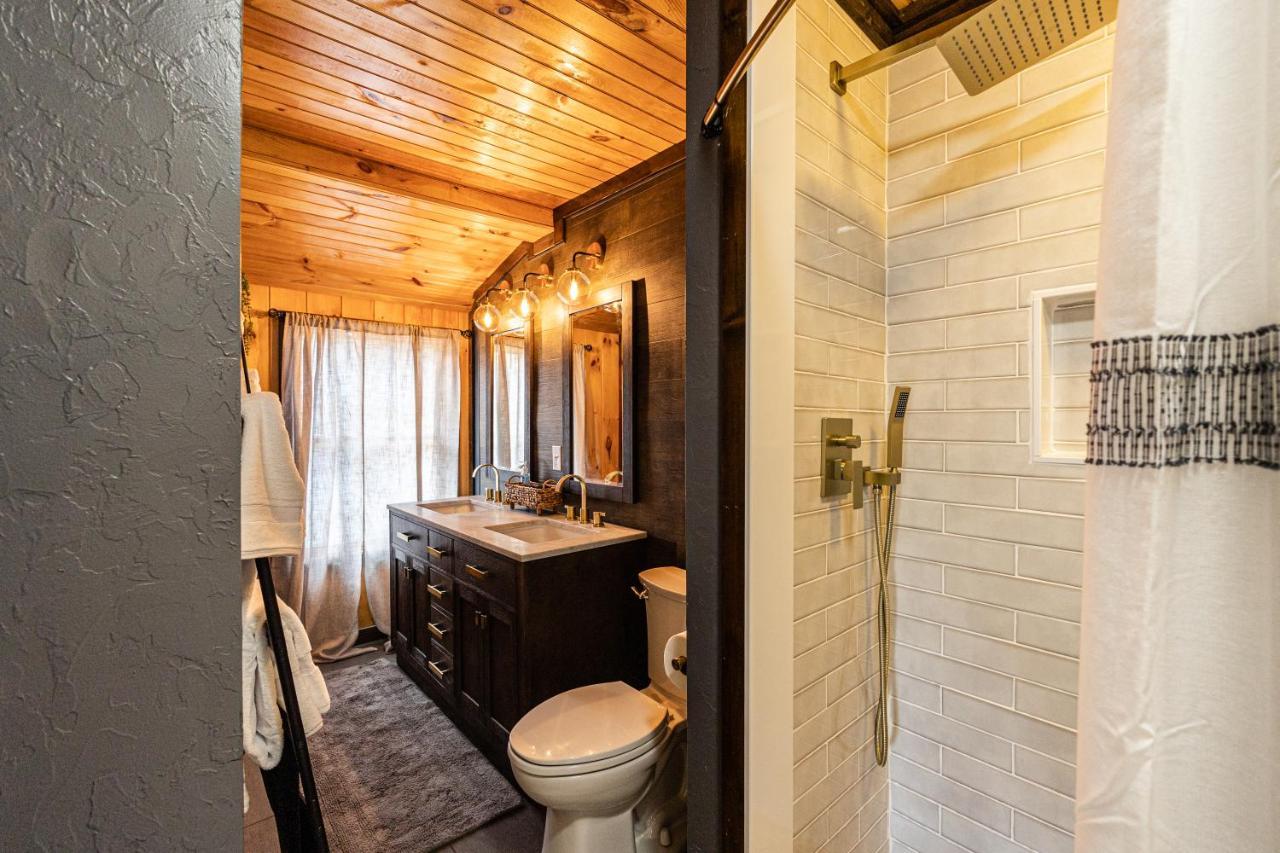 Fun Cabin With Hot Tub, Pool Table & Fire Pit - Big Blue Bryson City Exterior photo