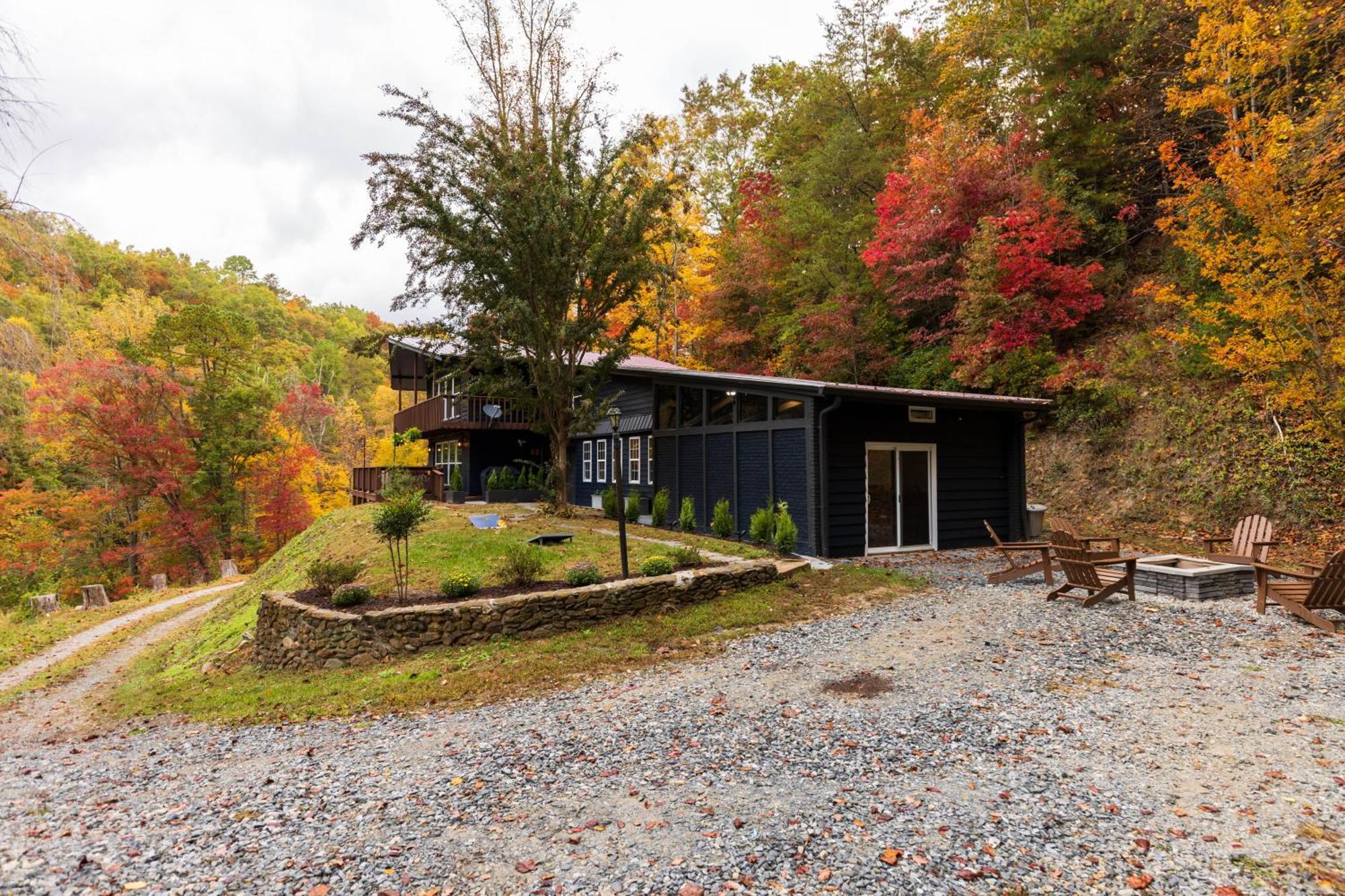 Fun Cabin With Hot Tub, Pool Table & Fire Pit - Big Blue Bryson City Exterior photo