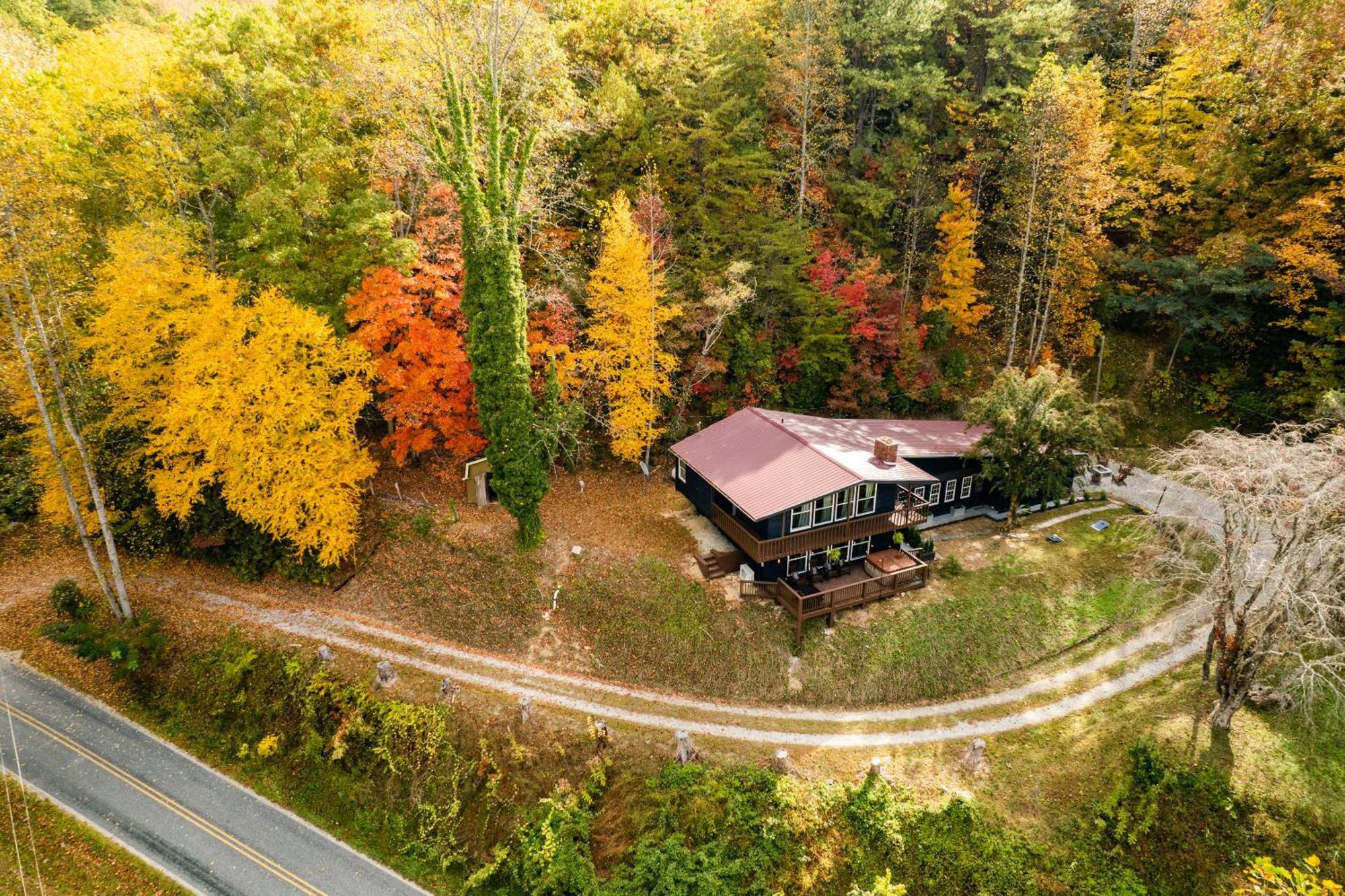 Fun Cabin With Hot Tub, Pool Table & Fire Pit - Big Blue Bryson City Exterior photo